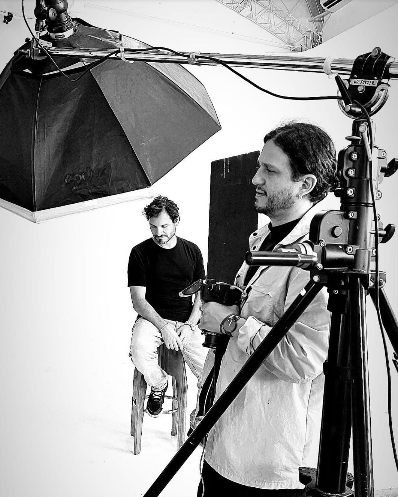 En una sesión fotográfica en blanco y negro, entre cámaras e iluminación de estudio
