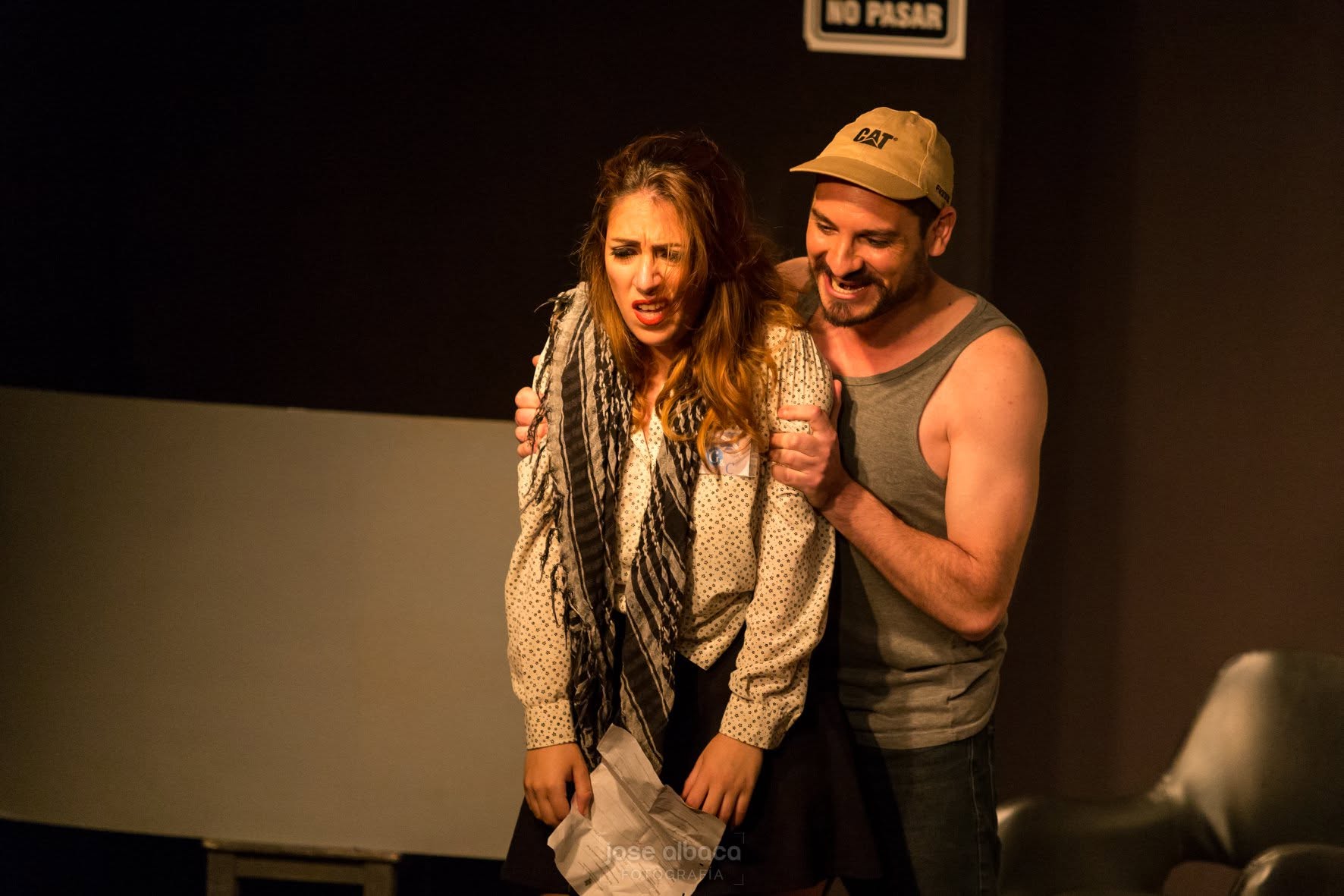Alberto interpretando una escena junto a otra actriz