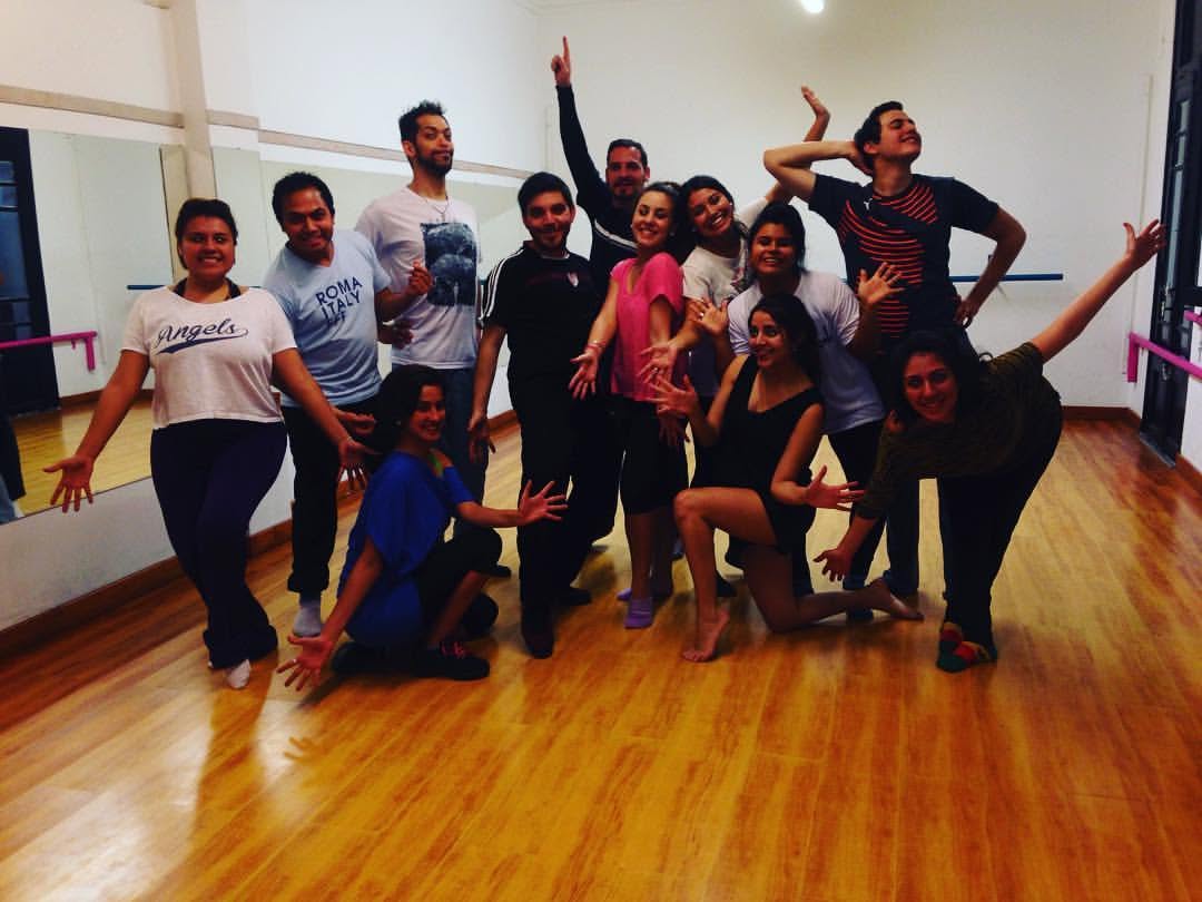 Grupo de intérpretes durante una clase o ensayo de jazz