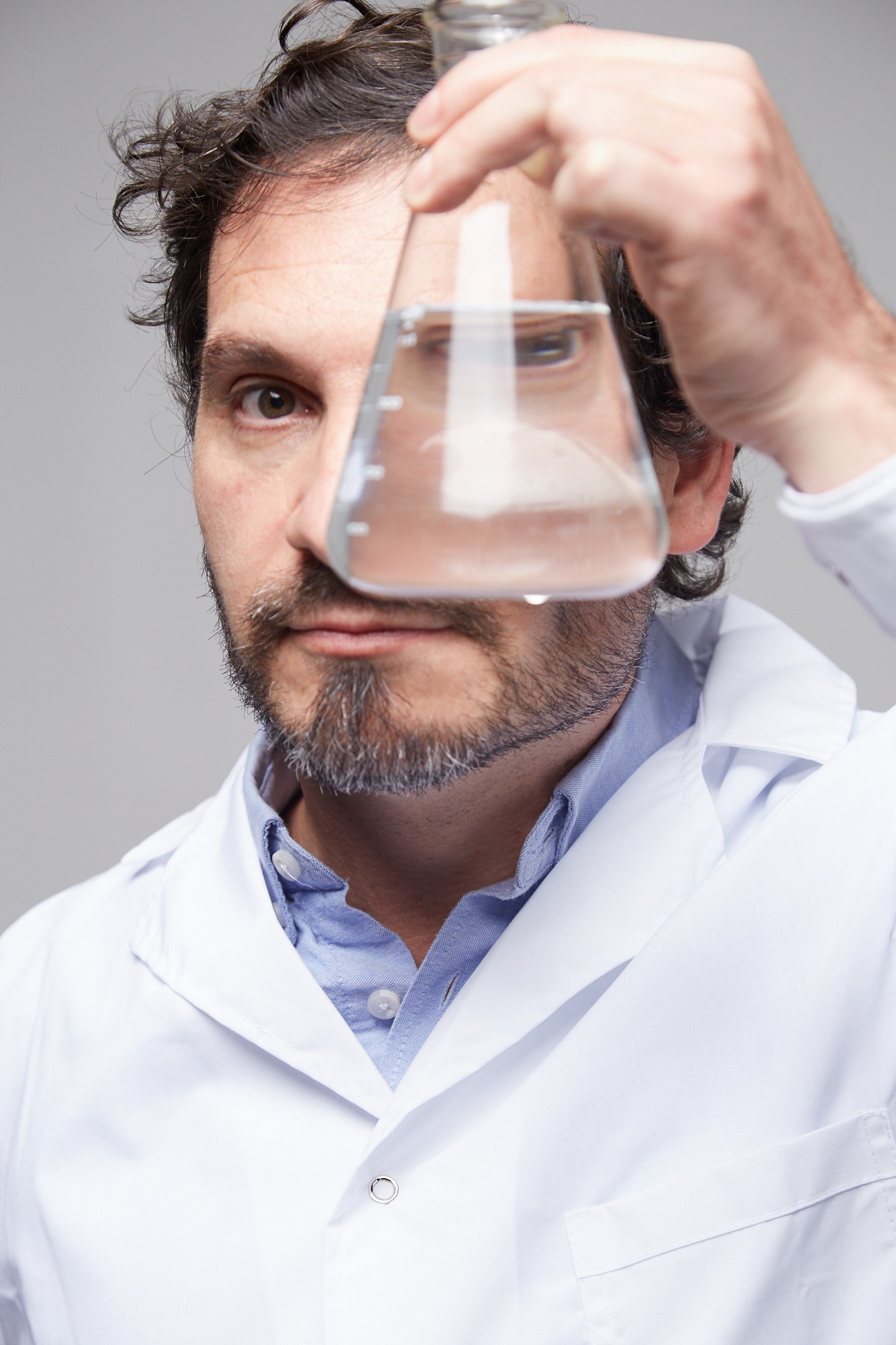 Alberto Ramos Vernieri observando una solución en un matraz