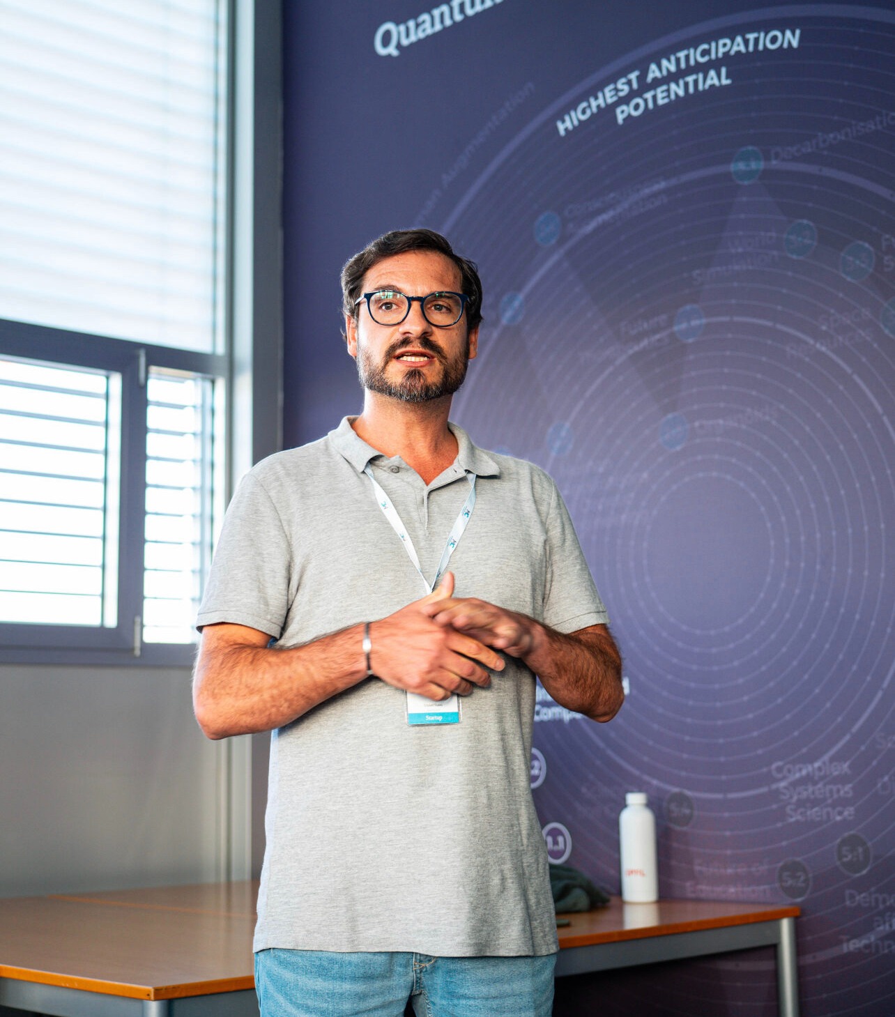 Alberto compartiendo ideas en un encuentro internacional