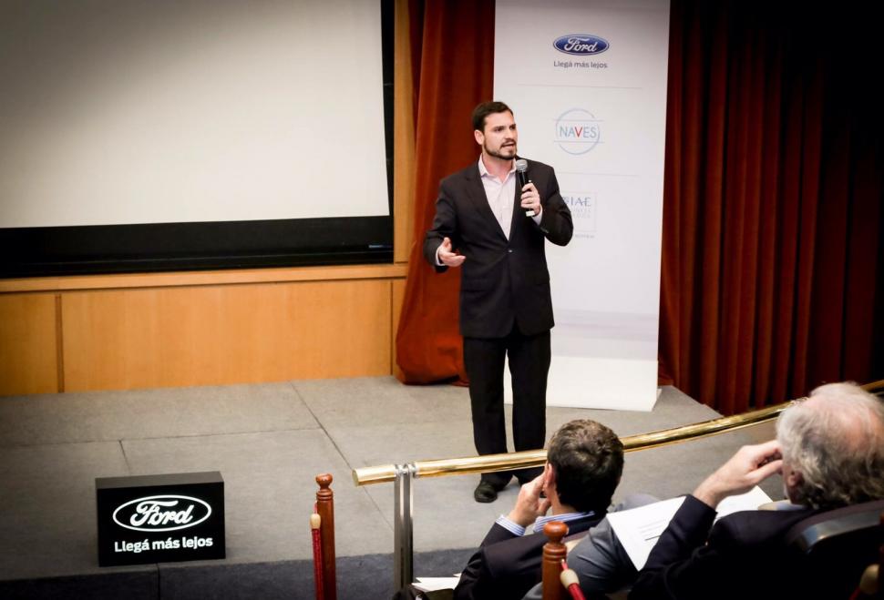 Alberto Ramos Vernieri presentando el proyecto en la competencia NAVES