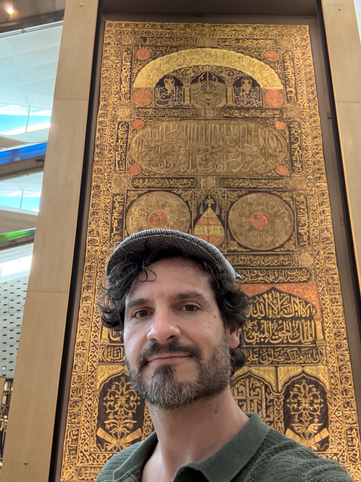 Retrato frente a la alfombra sagrada de La Meca en la Biblioteca de Alejandría