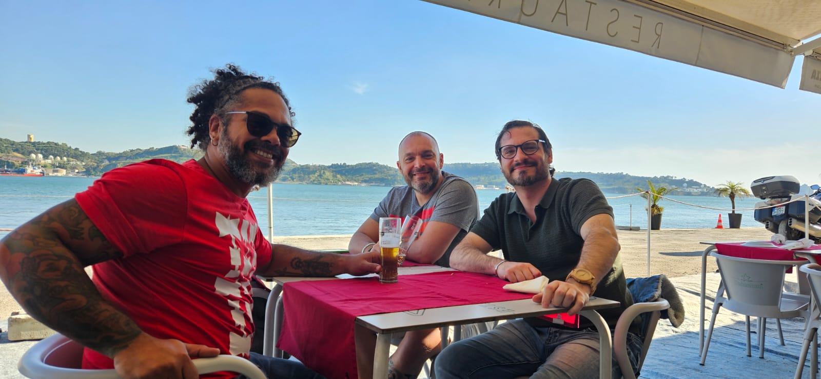 Alberto con Thiago y Pedro junto al río Tajo
