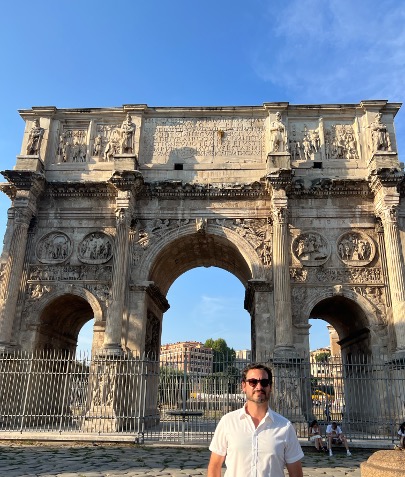 Alberto frente al Arco de Constantino en Roma
