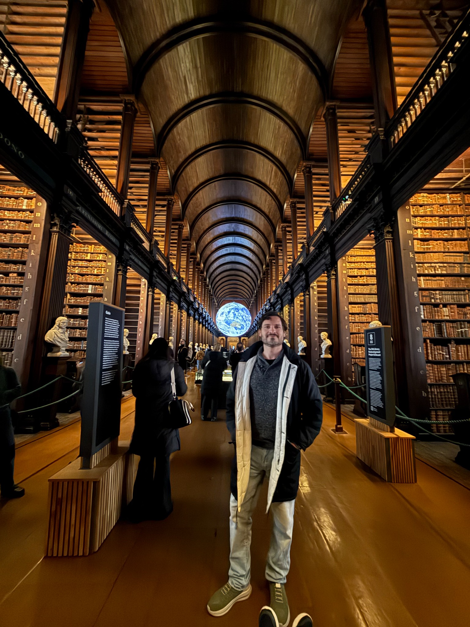Alberto en la biblioteca del Trinity College de Dublín