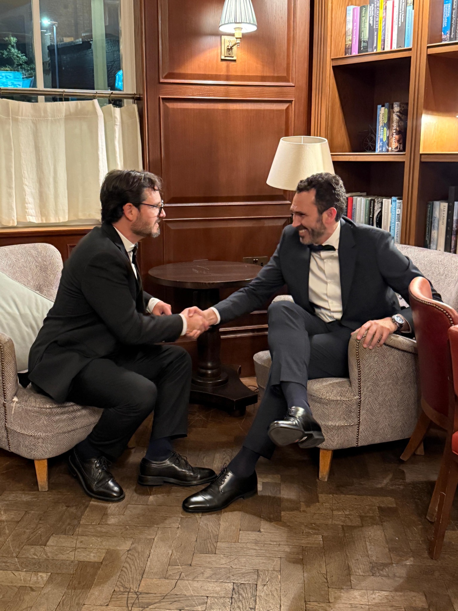 Alberto y Rubén se dan la mano en la cena de gala