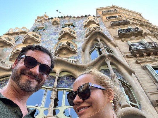 Alberto con una acompañante frente a la Casa Batlló