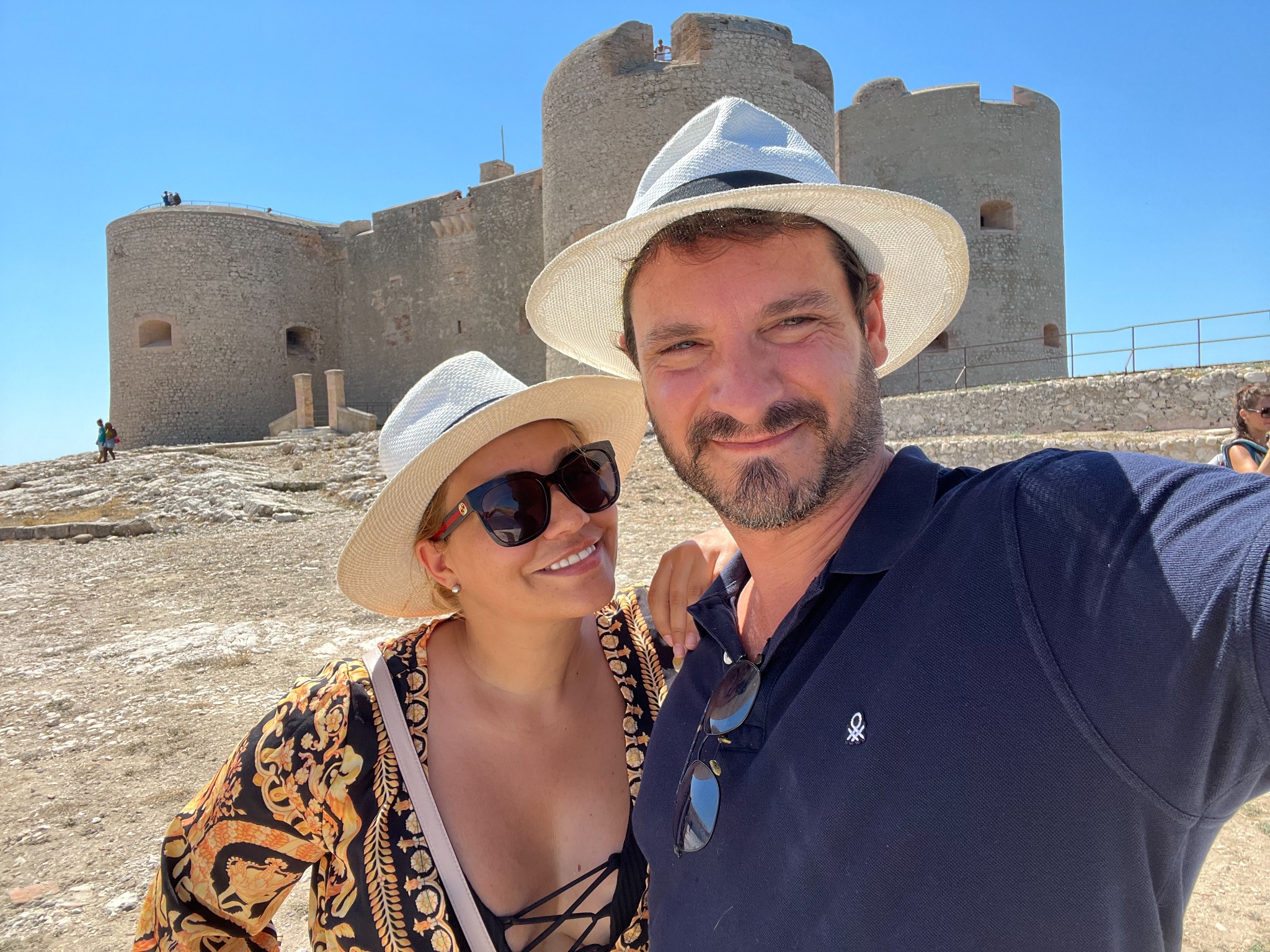 Alberto frente al Castillo de If junto a una acompañante