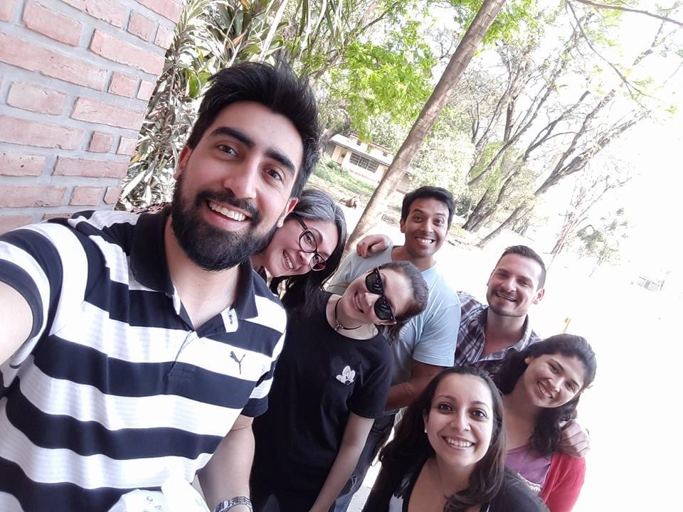 Alberto y los integrantes del primer equipo científico del laboratorio