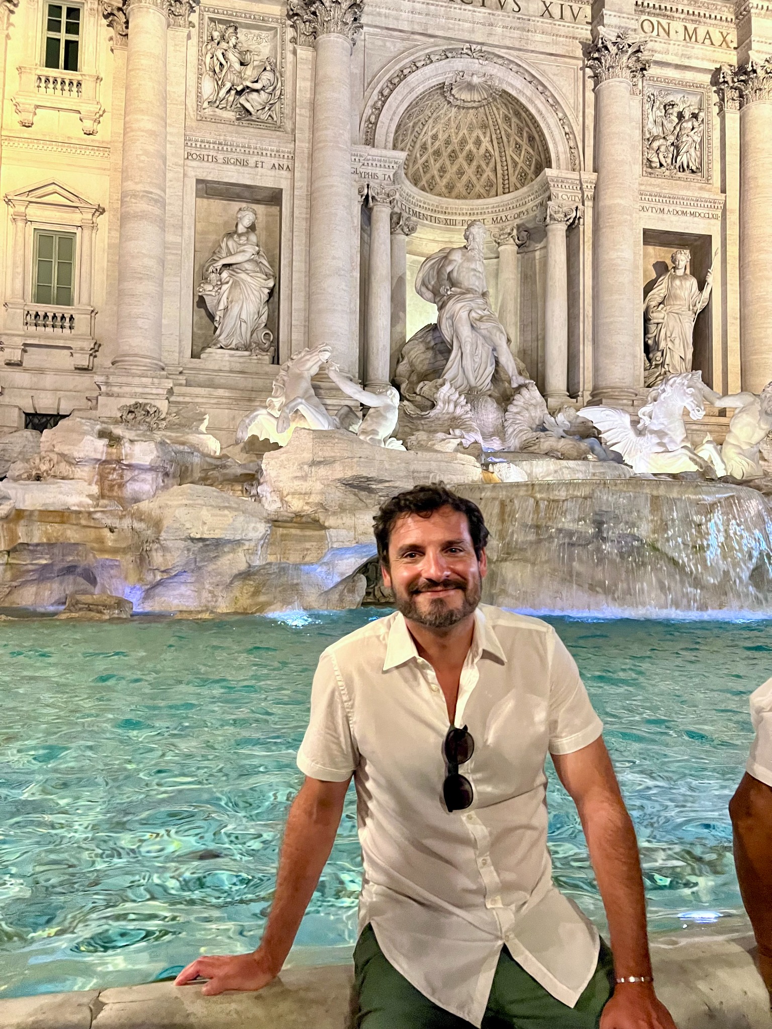 Alberto ante la Fontana di Trevi en Roma