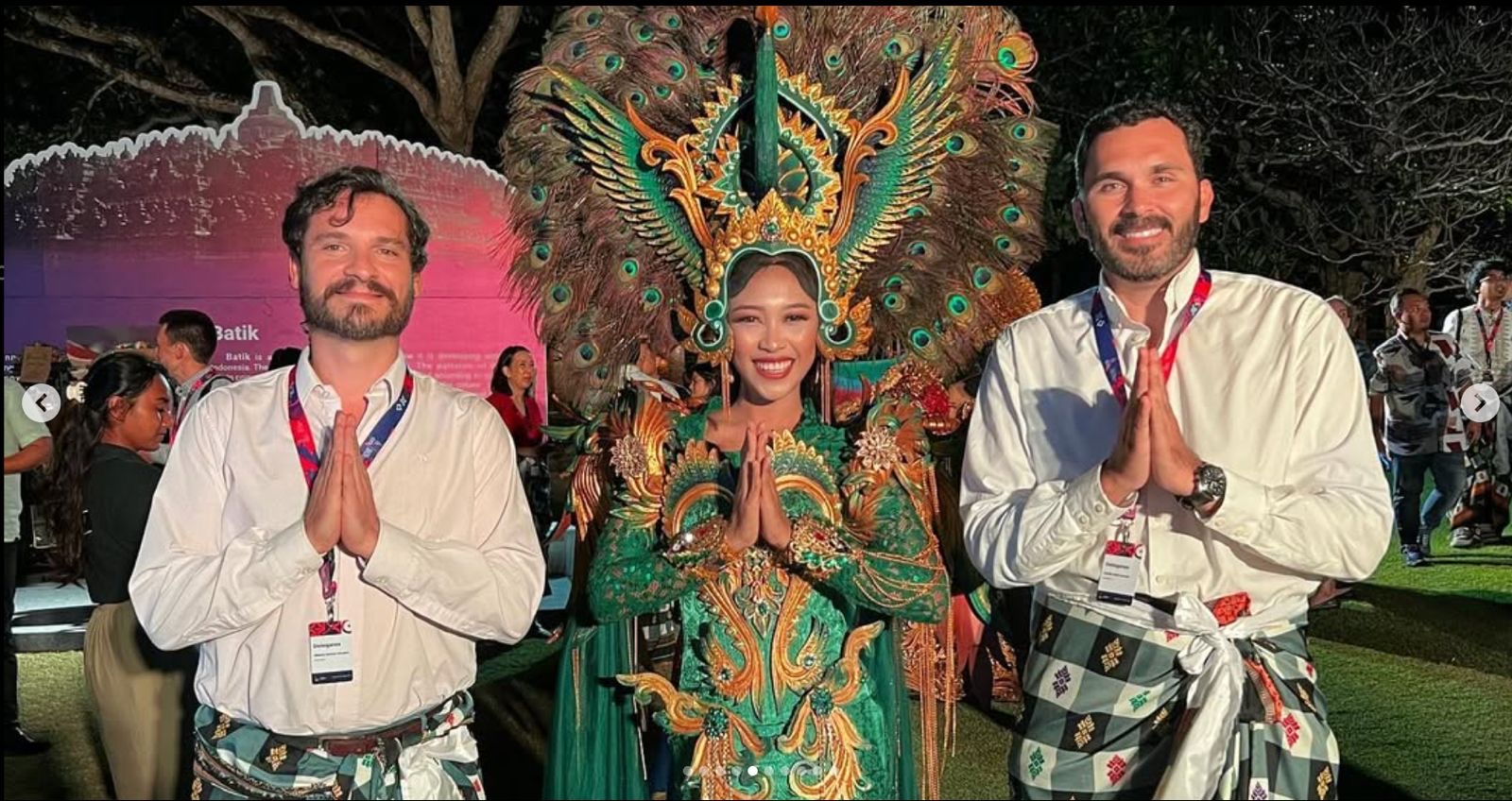 Alberto en una cena de gala del G20 junto a un artista con traje tradicional balinés