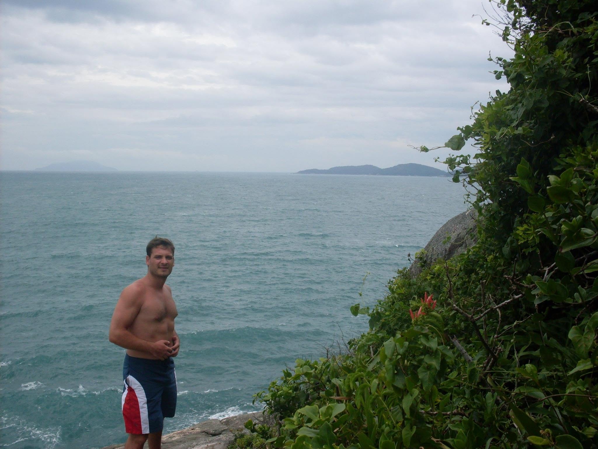 Alberto junto al mar en una zona poco habitada de Ilha Grande