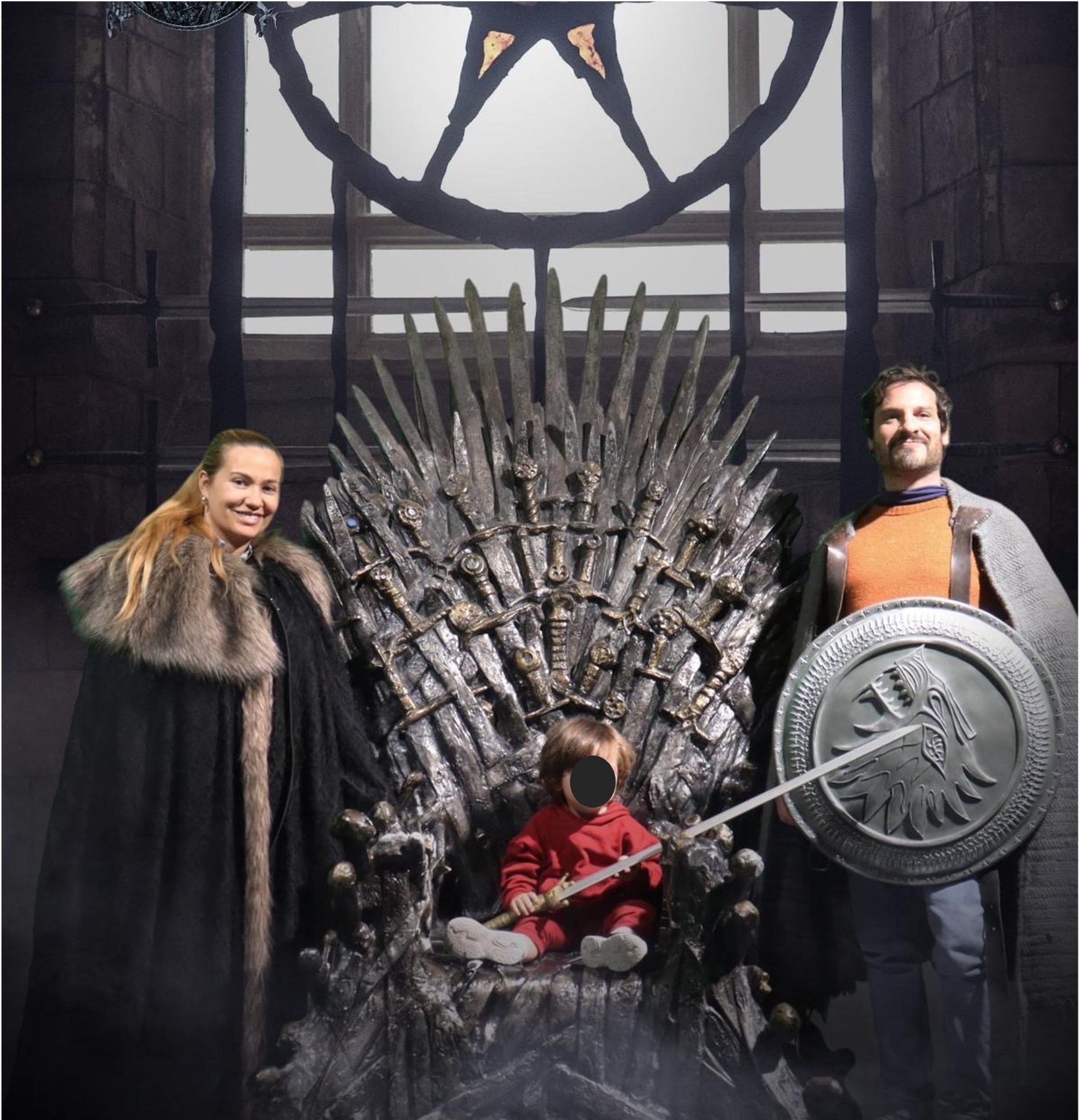 Con Sofía y nuestro pequeño rey ante el Trono de Hierro en los estudios de Game of Thrones