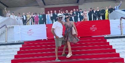 Alberto con Mili Elli en una alfombra roja de Cannes