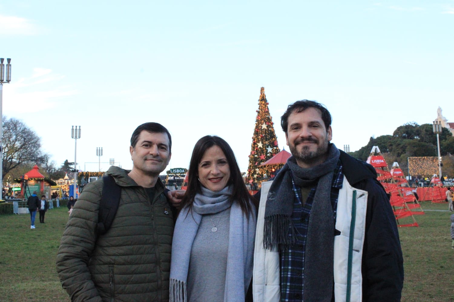 Alberto con Ximena y Miguel en la feria de Navidad de Campo Pequeno