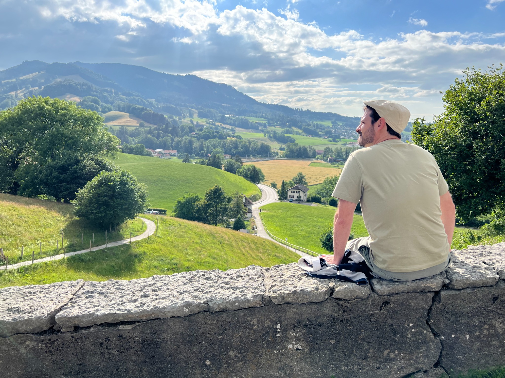 Alberto contemplando el paisaje de Gruyères