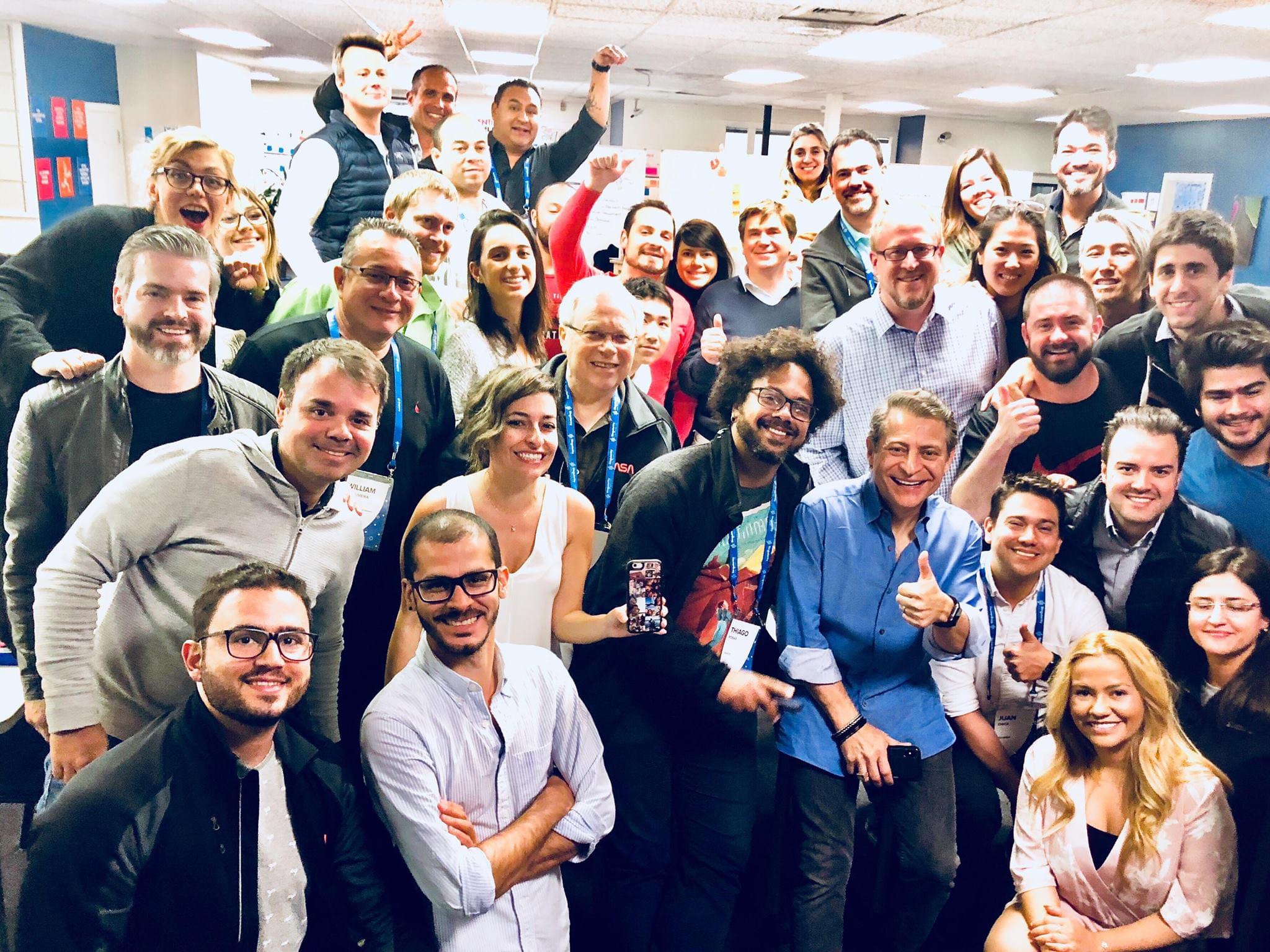 Foto grupal de Singularity University con Peter Diamandis en NASA Ames