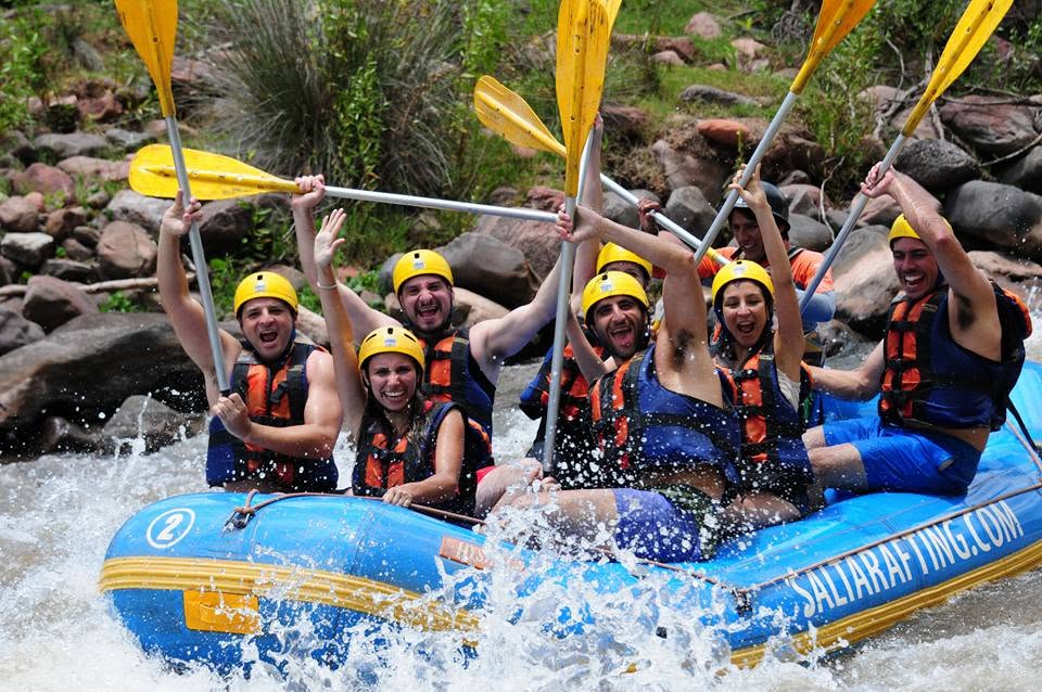 Grupo remando en un gomón entre los rápidos del río Juramento
