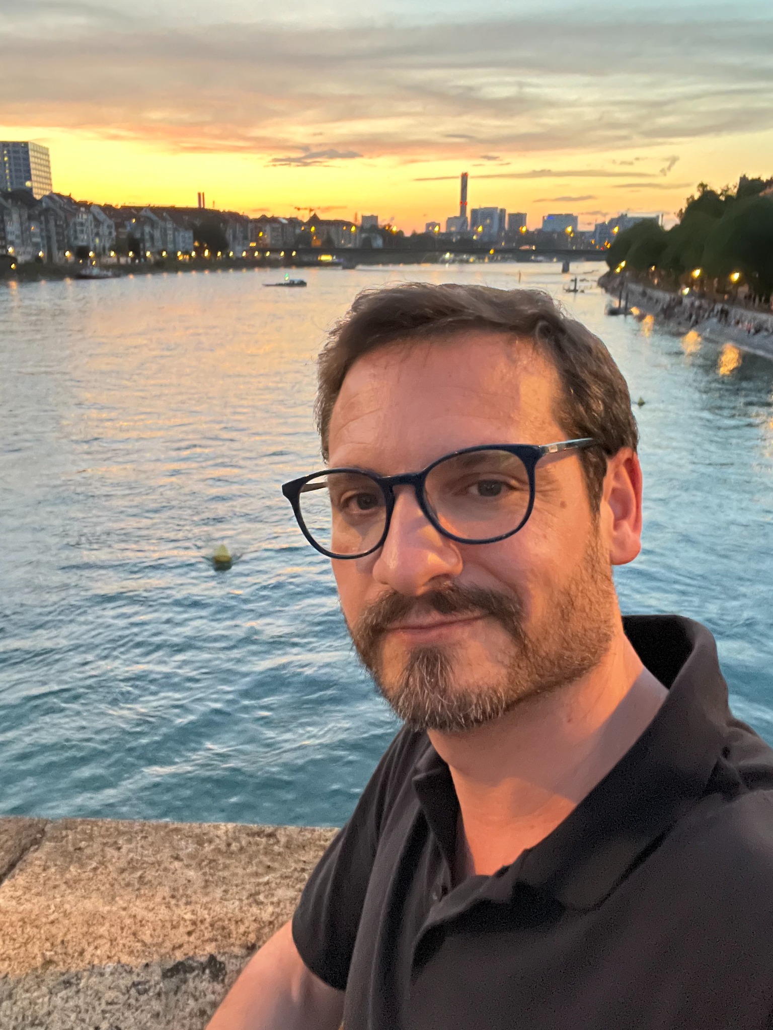 Alberto junto al río Aar al atardecer en Berna