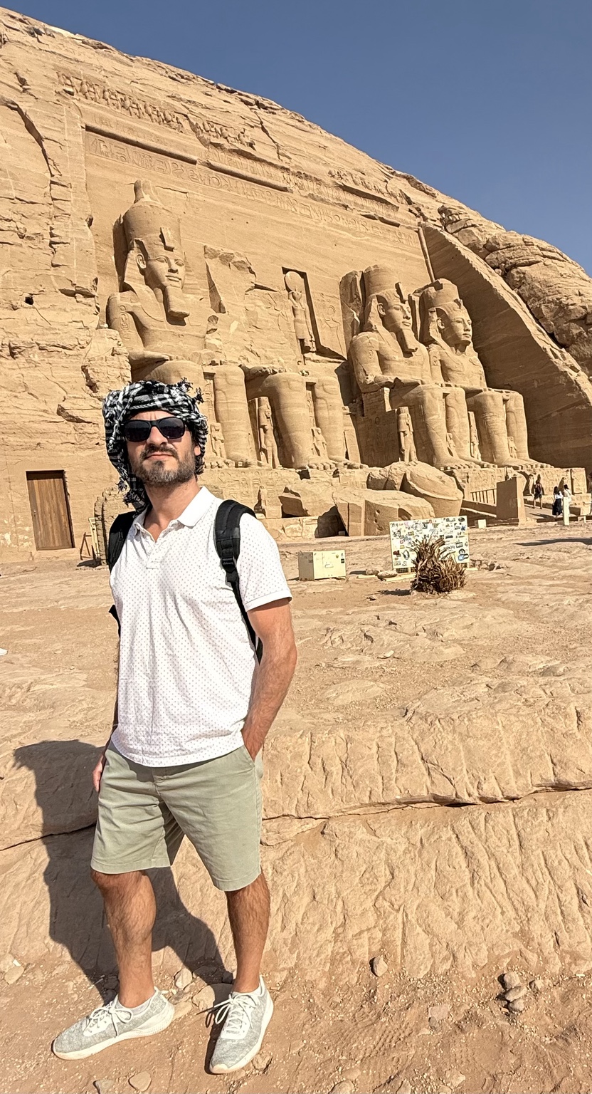Retrato frente al templo de Abu Simbel en Asuán