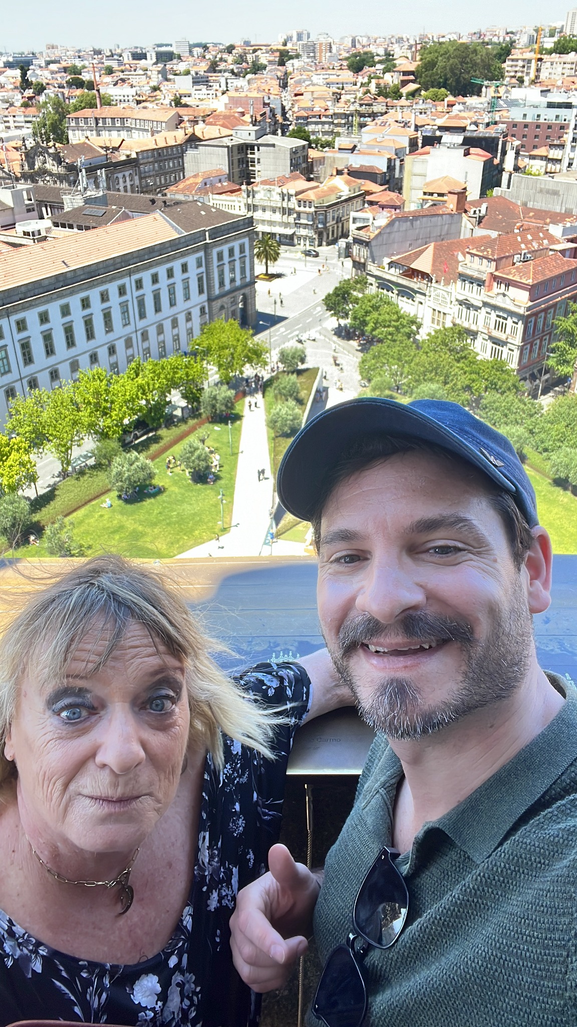 Alberto con su madre y la vista de Oporto desde la Torre de los Clérigos