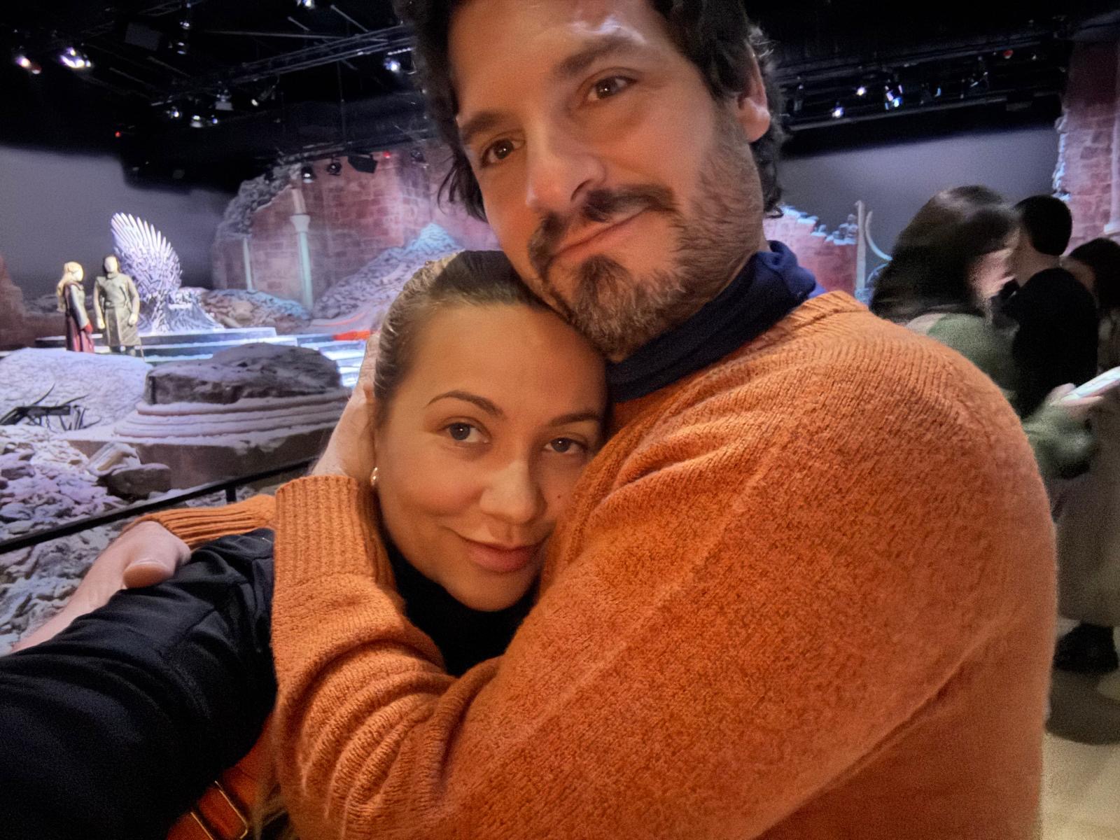 Alberto y Sofía ante una exposición del Trono de Hierro