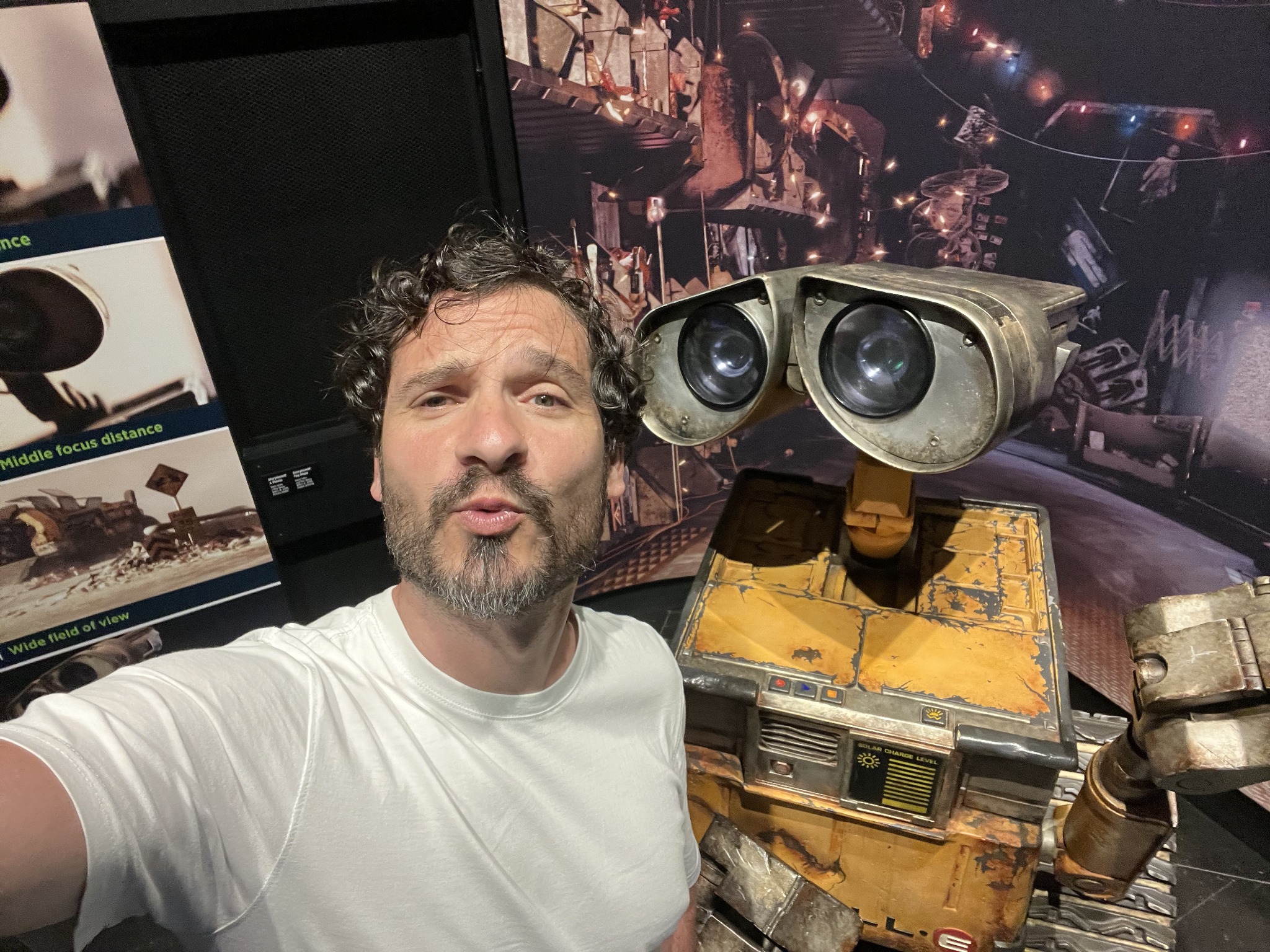 Me encuentro con Wall-E durante una visita a Pixar Animation Studios, cerca de San Francisco